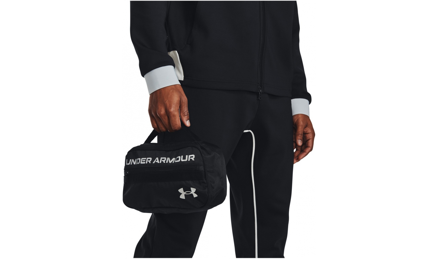 Bag Under Armour CONTAIN TRAVEL KIT black | AD Sport.store